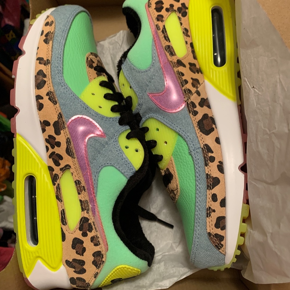 Brand : Nike Air Max 90 LX "Illusion Green/Sunset